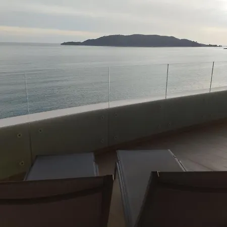 Daire Beachfront Luxury